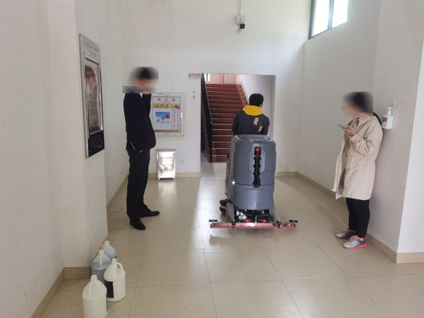 洗地機在學(xué)校地面清潔的應(yīng)用