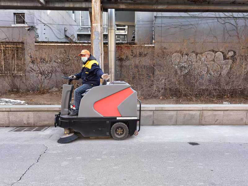 何時使用駕駛式掃地機清潔您的商業(yè)機構(gòu)