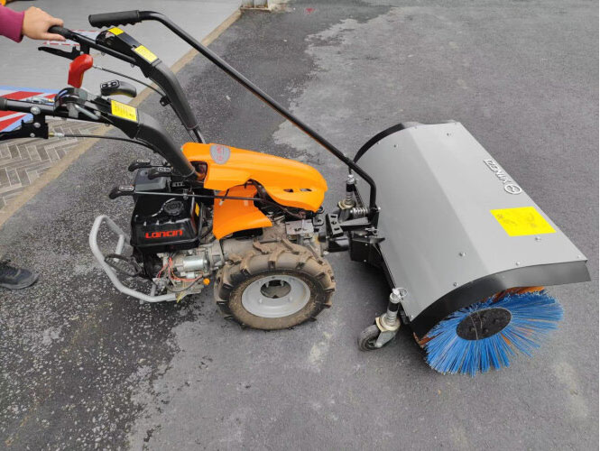 立冬剛過，小型掃雪機來了