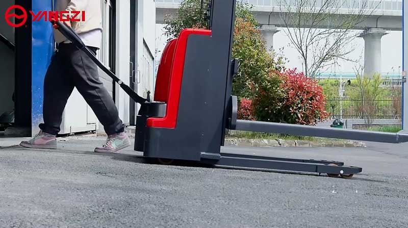 何時(shí)使用叉車與托盤搬運(yùn)車