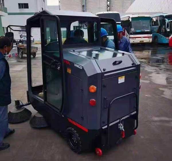 工廠倉庫清潔選用洗地機或工業掃地機